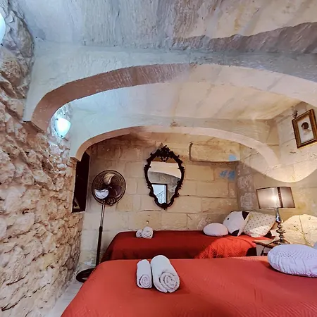 Traditional Maltese Townhouse In Nyaraló *