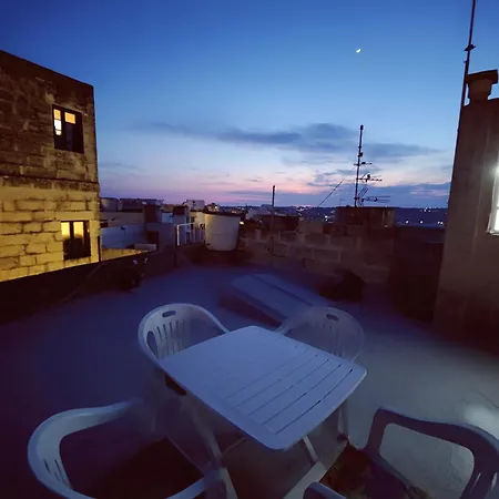 Nyaraló Traditional Maltese Townhouse In